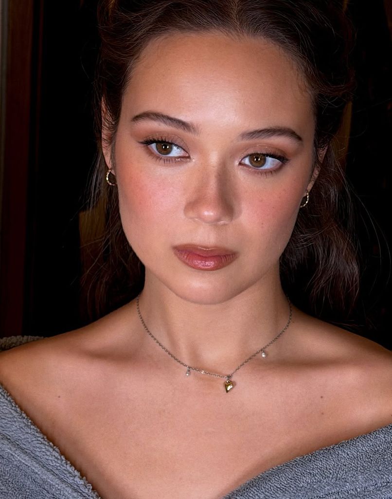 En el mundo de la belleza coreana, esta forma de cejas es más que una tendencia. 