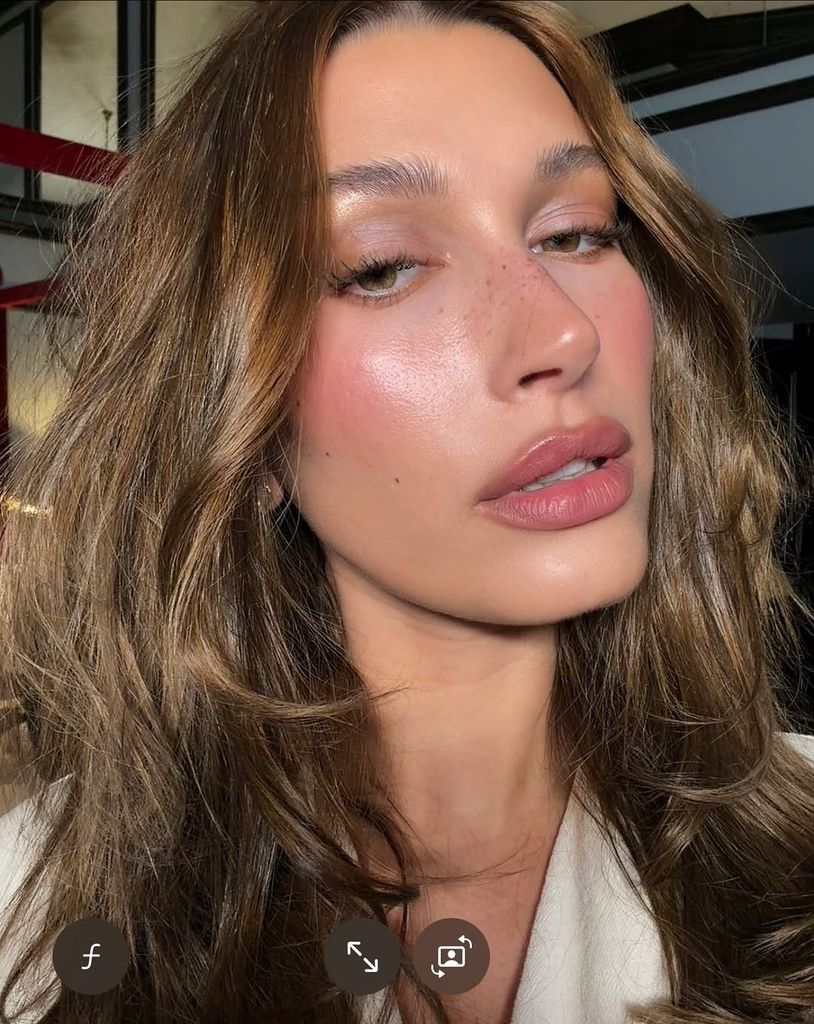 El maquillaje insignia de Hailey tiene una tendencia luminosa y 'effortless'.