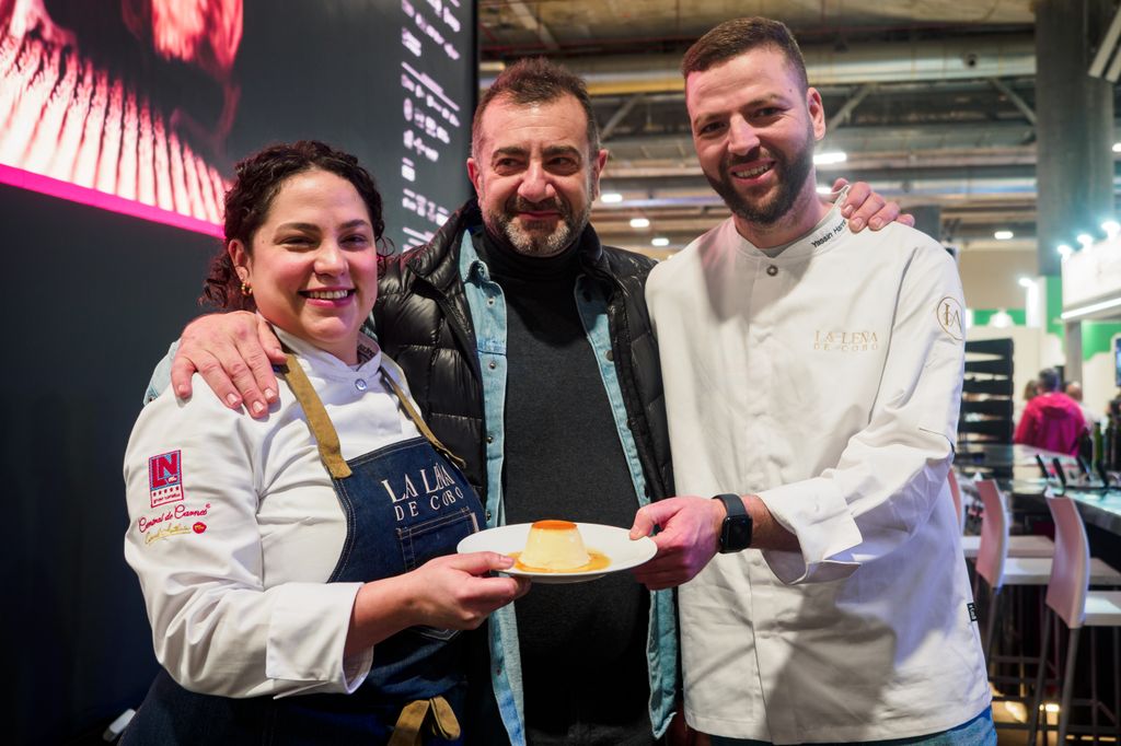 El cocinero Sergio Fernández, en el centro, junto a Arantxa Fuentes, al frente de la pastelería de La Leña de Cobo, y Yassin Hannin, jefe de cocina. 