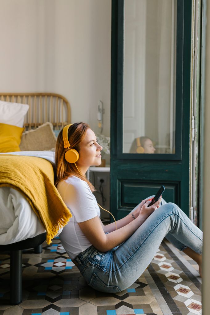 chica escuchando musica cascos