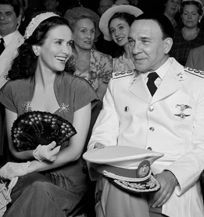 Natalia Oreiro y Dario Grandinetti posando en una foto de época