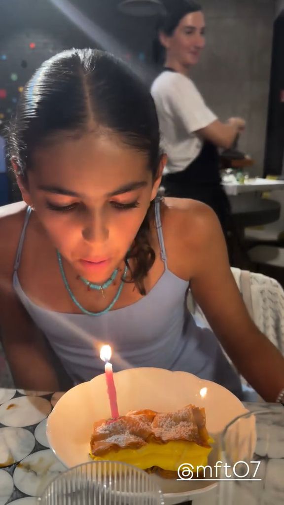 Caro pidió un deseo antes de soplar la velita de su pastel