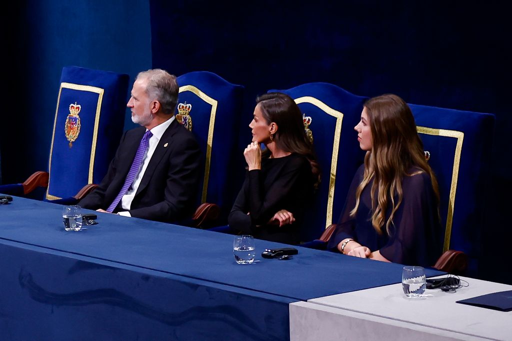 El rey Felipe VI y la reina Letizia de España junto a la infanta Sofía de Borbón durante la ceremonia de entrega de los Premios Princesa de Asturias 2026