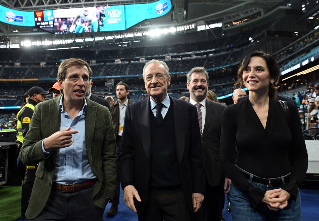 Isabel Díaz Ayudo en el partido de la NFL en el estadio Santiago Bernabéu, Madrid, 2025.