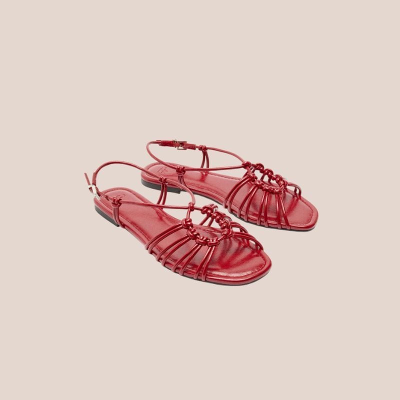 sandalias planas con tiras y nudos