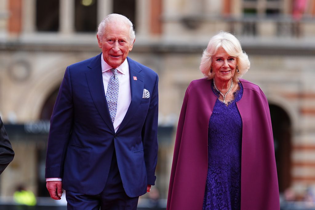 La reina Camilla junto al collar de diamantes