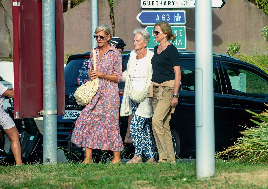HOLA 4178 LA INFANTA CRISTINA EN BIDART CON CLAIRE LIEBART