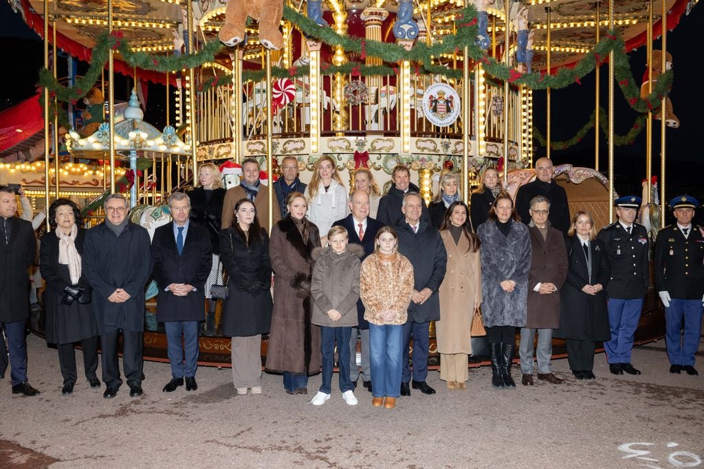 Foto de familia tras la inauguración del poblado navideño