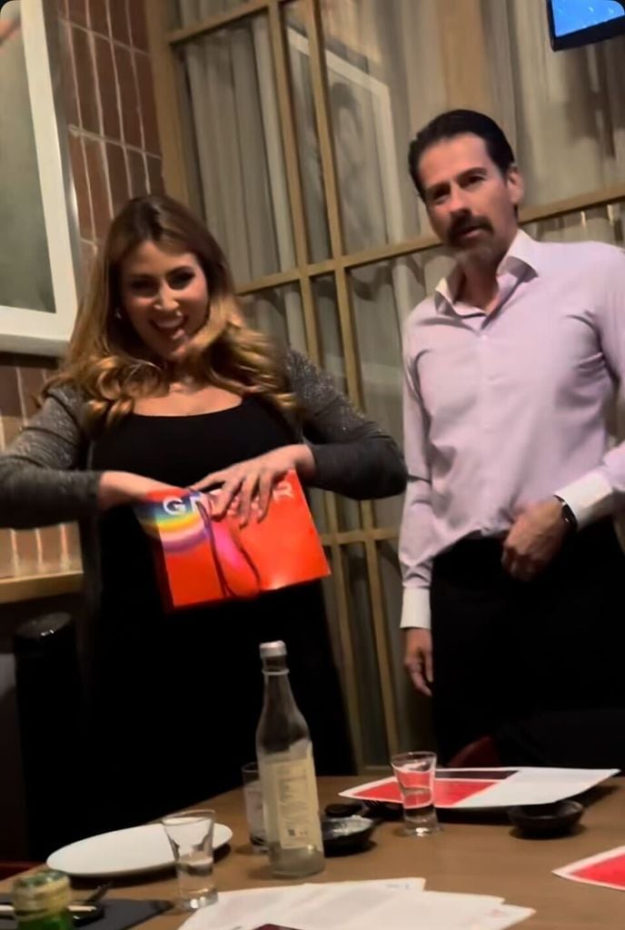 Sofía Rivera Torres abrió emocionada sus regalos