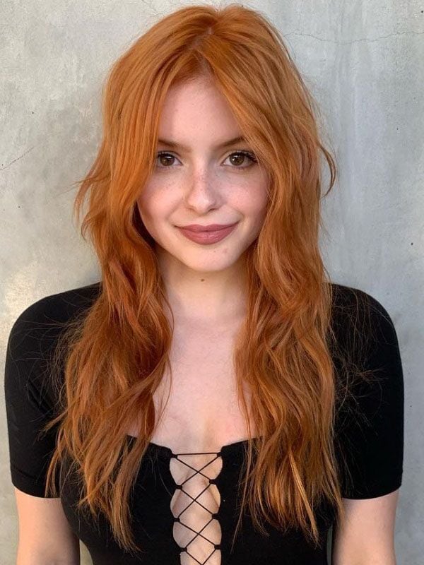 Ariel Winter con top negro trenzado