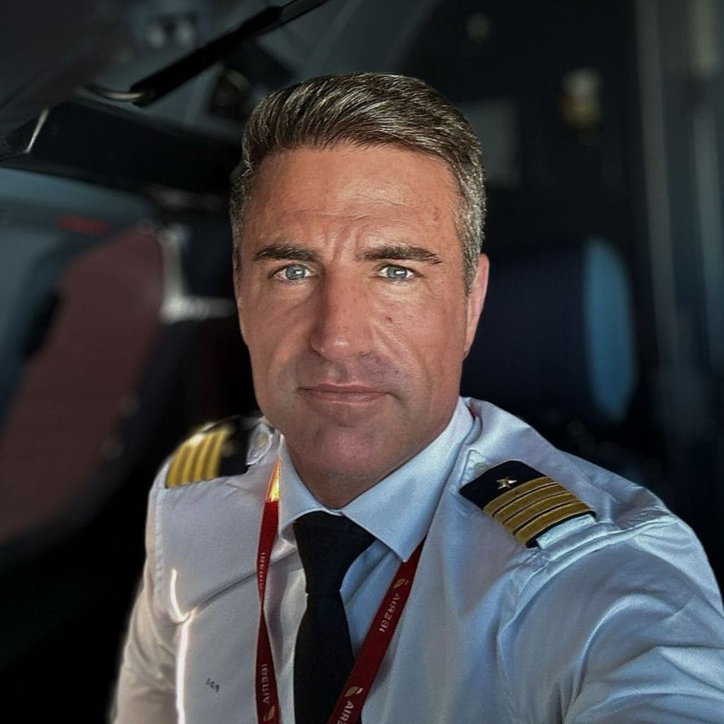 Selfie del piloto Perico Durán en un avión con uniforme