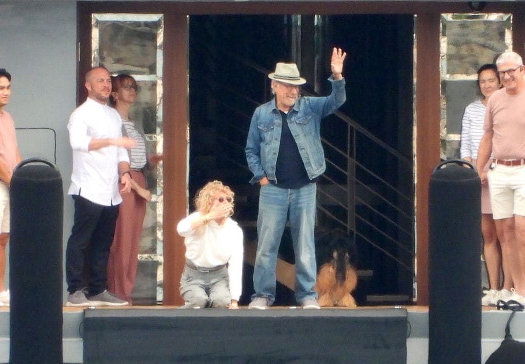 Steven Spielberg se despidió de sus invitados tras una agradable estancia en su yate.