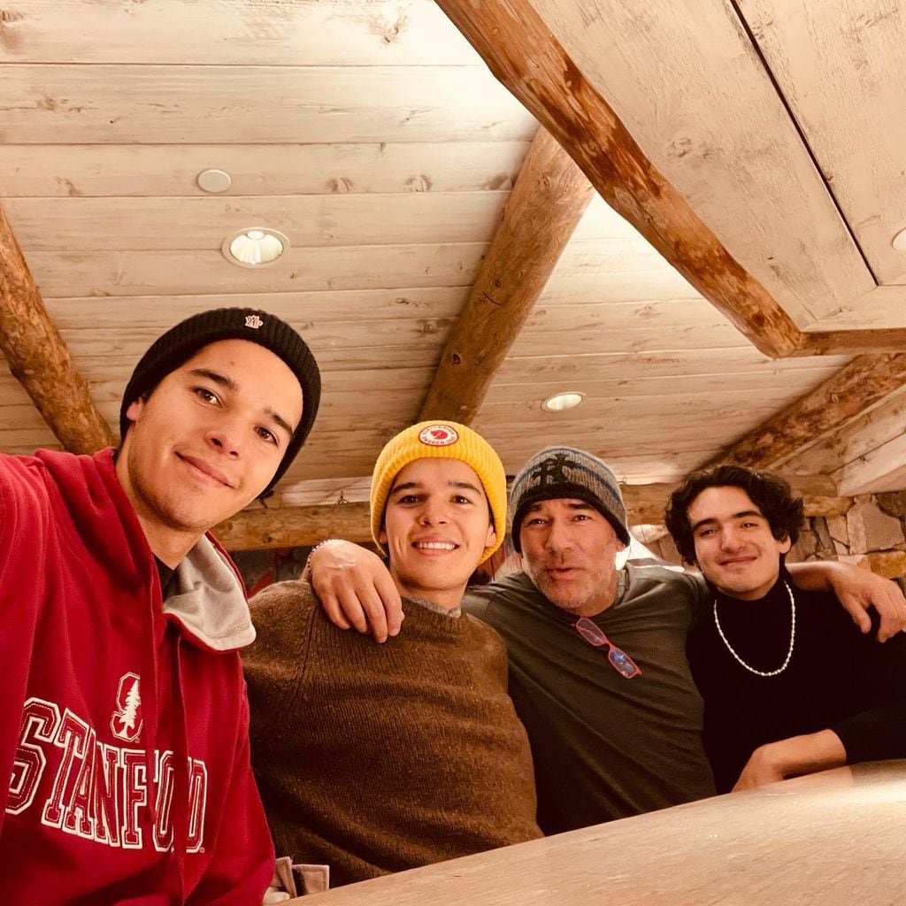 Eduardo Santamarina con sus hijos y Sebastián Poza