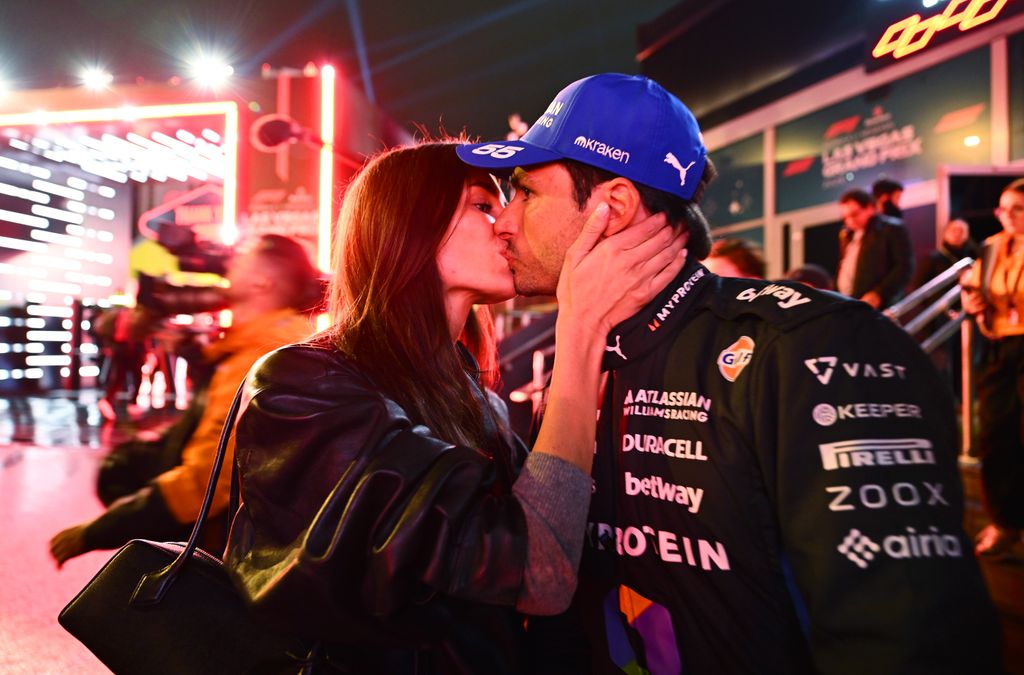 El romántico beso de Carlos Sainz y Rebecca Donaldson en Las Vegas