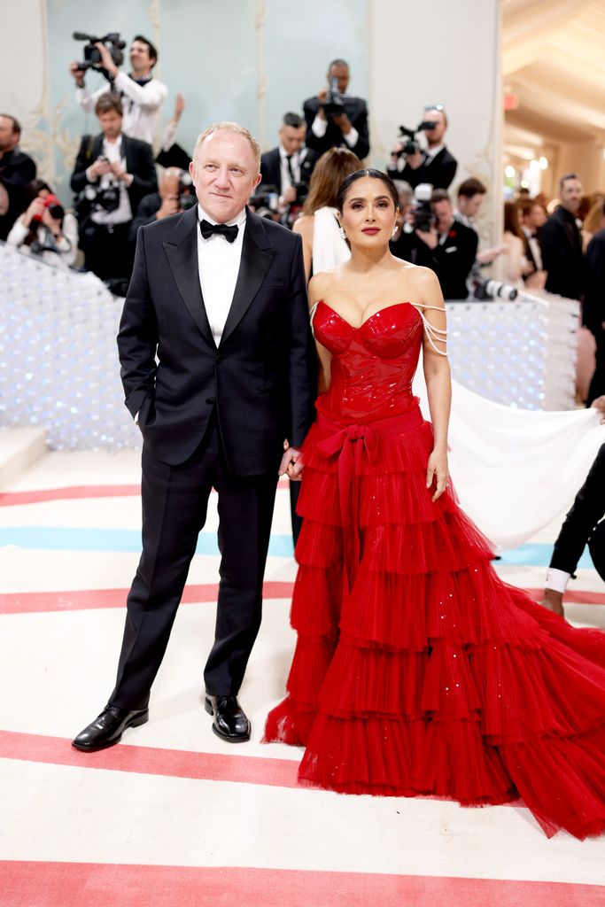 François-Henri Pinault y Salma Hayek Pinault asisten a la Met Gala 2023, celebrando "Karl Lagerfeld: A Line Of Beauty", en el Museo Metropolitano de Arte el 1 de mayo de 2023, en la ciudad de Nueva York.