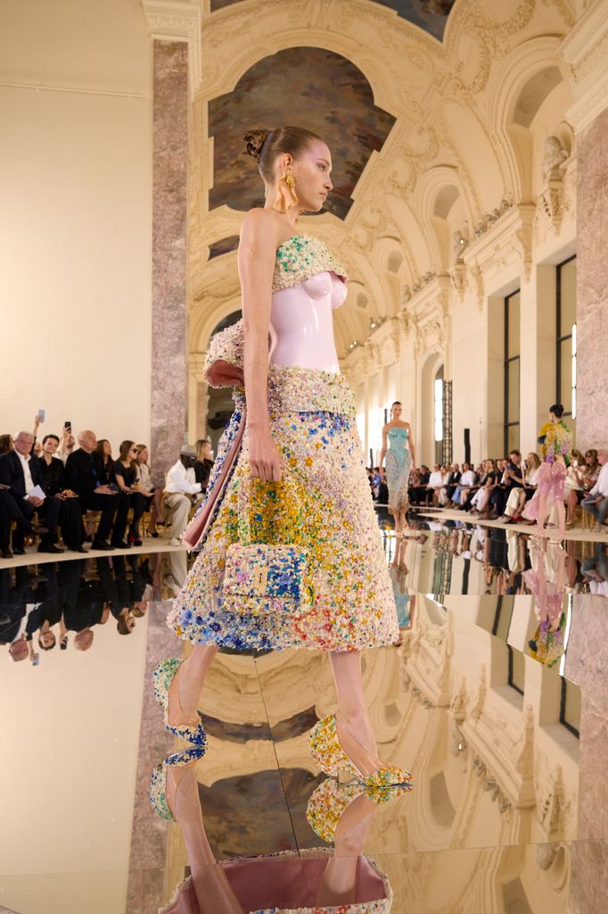 Tras reconciliarse con Taylor Swift para su boda, Karlie Kloss aterriza en París para Schiaparelli una colección inspirada en Gaudí