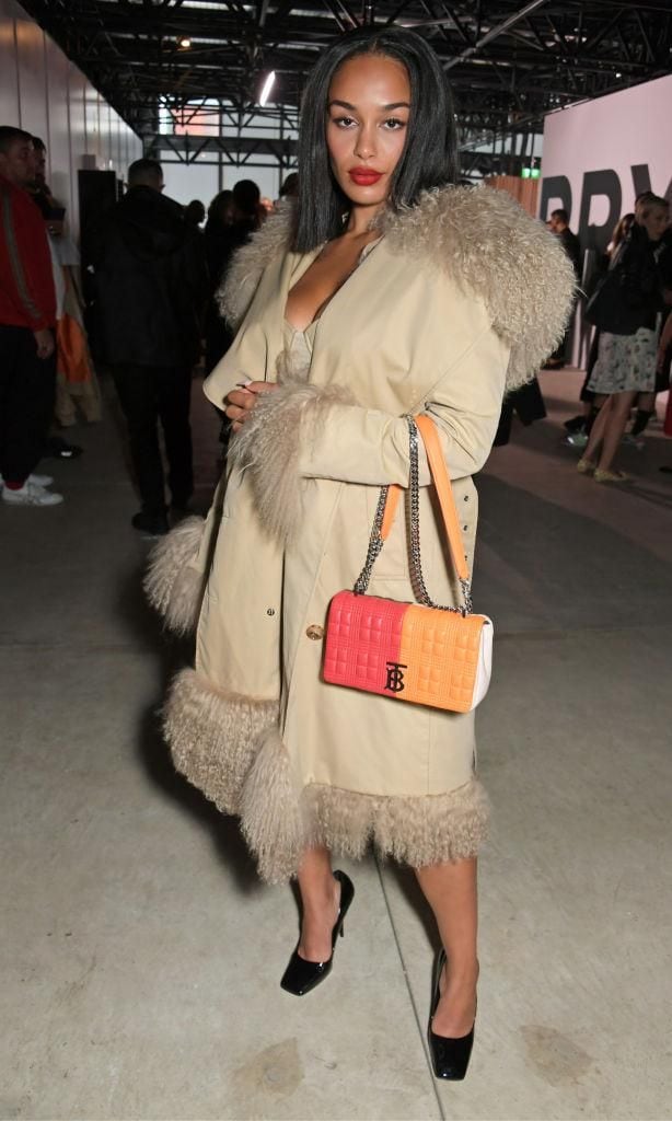 jorja smith con look de abrigo beige