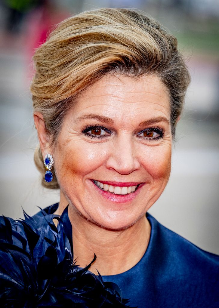 Máxima de Holanda asiste a la Gala Musical de Navidad con un look festivo: top con plumas y pendientes de zafiros