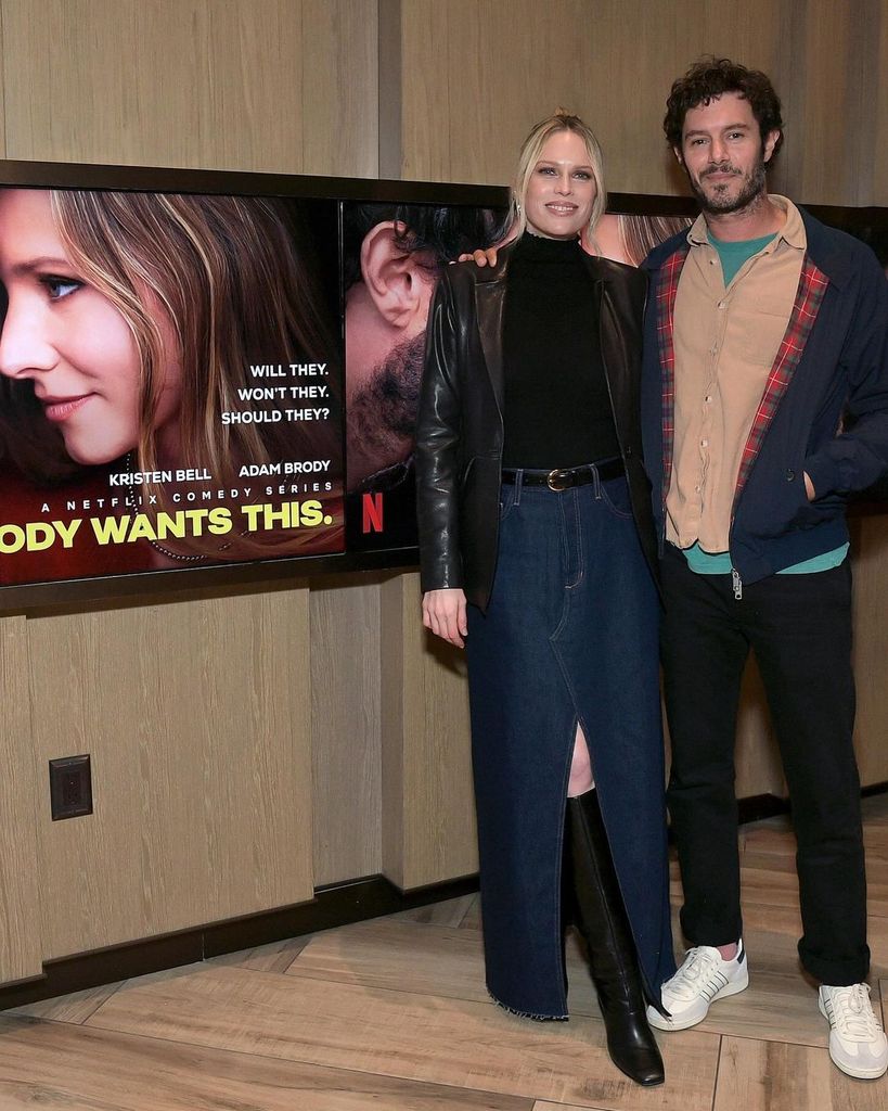 Erin Foster y Adam Brody en la presentación de la película Nadie quiere esto