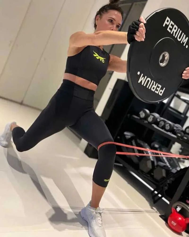 Plano entero de Elsa Pataky haciendo ejercicio con peso
