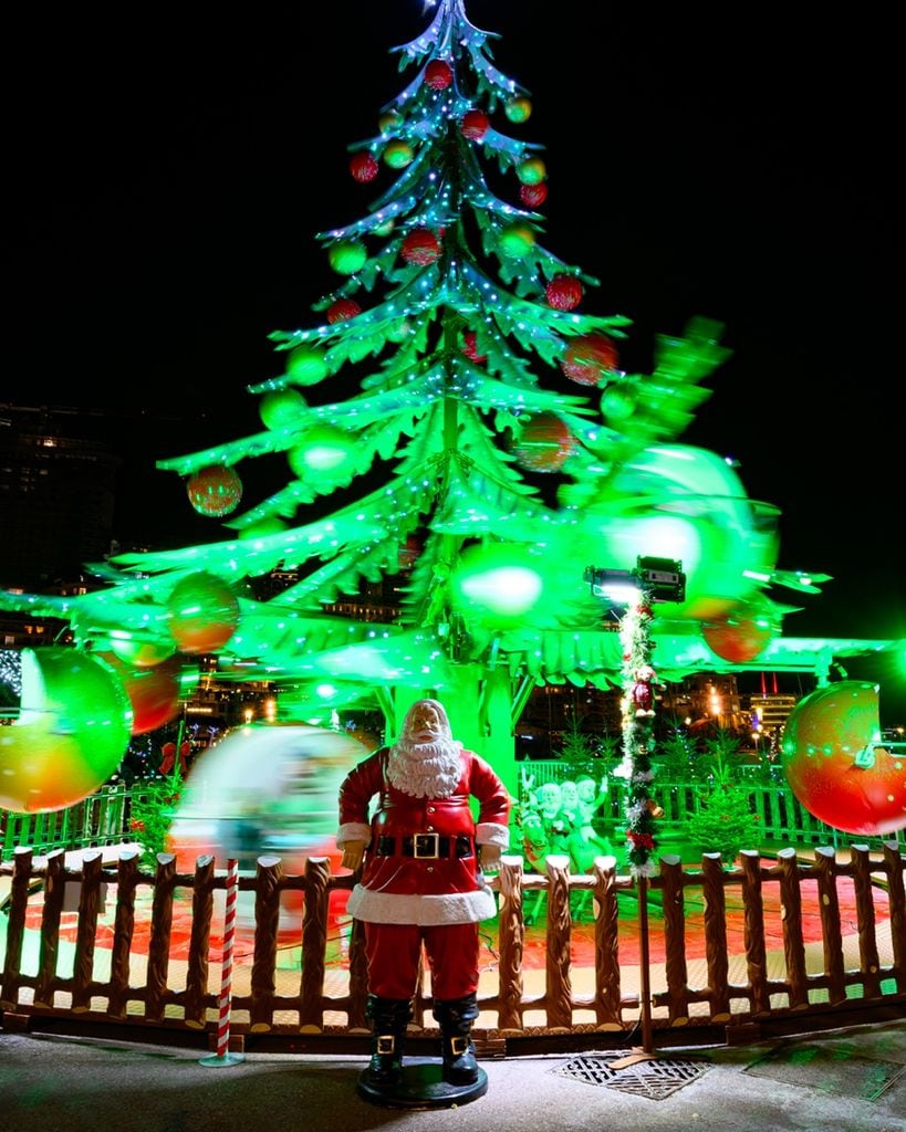 El gigantesco árbol de Navidad del poblado