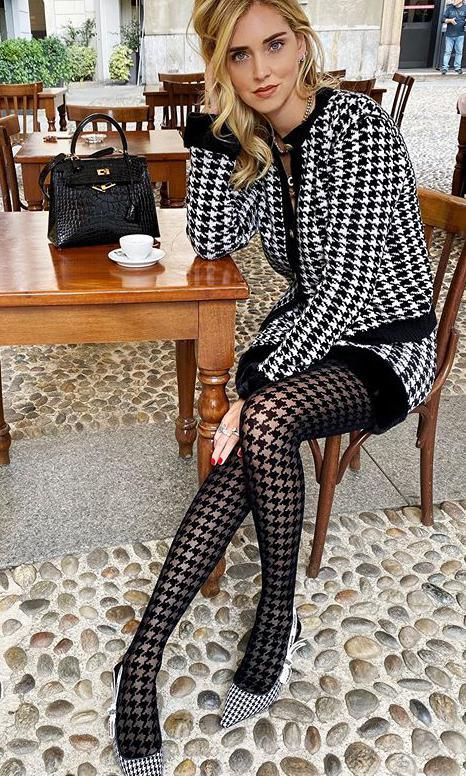 chiara ferragni con estampado pata de gallo