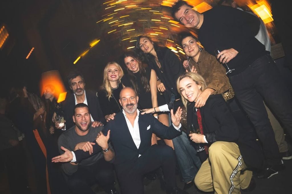 Jorge Ventosa rodeado de amigos, entre ellos Susi Caramelo, Marta Hazas, Javier Veiga y Juan del Val