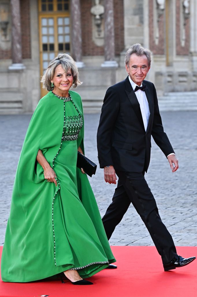 Hélène Mercier y Bernard Arnault llegan al Palacio de Versalles antes de la Cena de Estado celebrada en honor del Rey Carlos III y la Reina Camila en el Salón de los Espejos del Palacio de Versalles el 20 de septiembre de 2023 en Versalles, Francia. La primera visita de estado del Rey y la Reina a Francia tendrá lugar en París, Versalles y Burdeos desde el miércoles 20 hasta el viernes 23 de septiembre de 2023. La visita había sido inicialmente programada del 26 al 29 de marzo, pero tuvo que ser pospuesta debido a huelgas masivas y protestas.