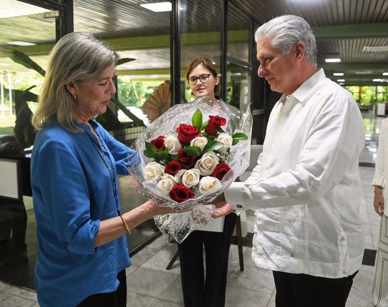 Carolina de Mónaco con Miguel Díaz-Canel en Cuba