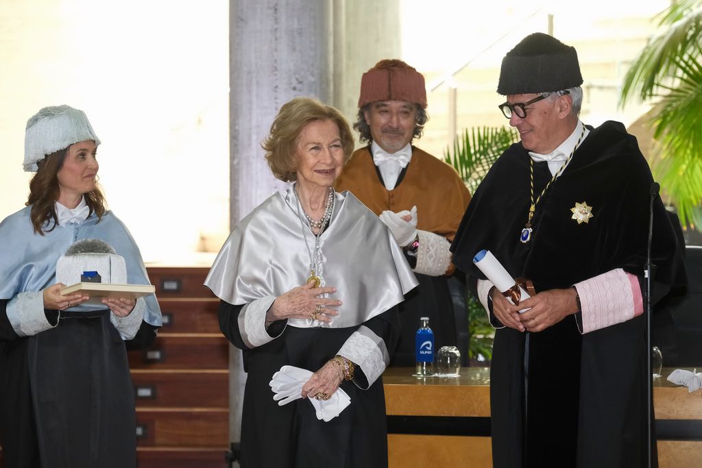 Doña Sofía, junto al rector, recibiendo una calurosa felicitación de los asistentes al acto
