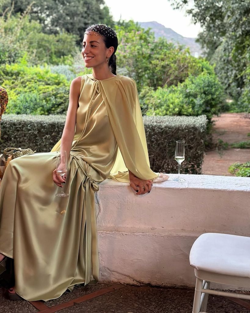 Invitada con vestido verde oliva y casquete joya de Nana Golmar