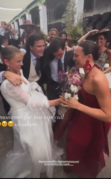 Paloma Barbadillo le entrega uno de los ramos a su amiga Rocío Laffon
