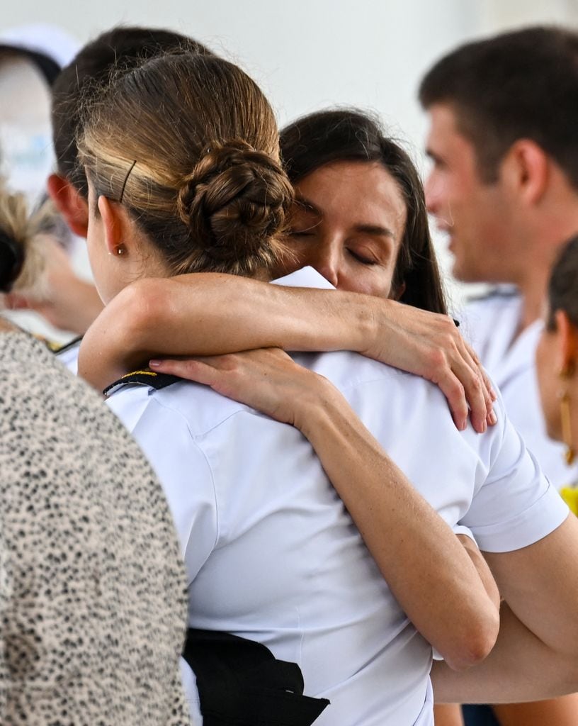La reina Letizia y la princesa Leonor se fundieron en un abrazo de lo más emotivo
