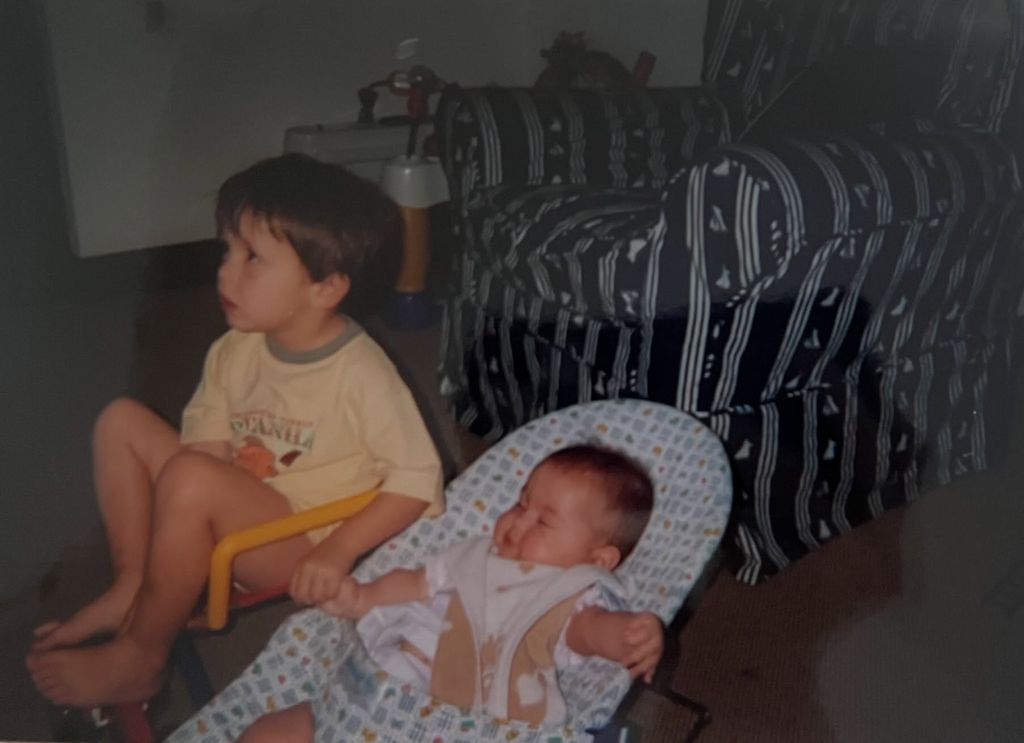 Los hermanos Dylan y Carys, cuando esta era un bebé