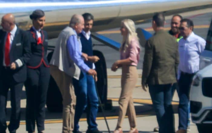 Don Juan Carlos con sus anfitriones
