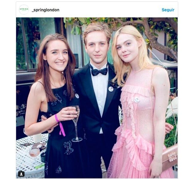 Dove Cameron copia estilo Elle Fanning