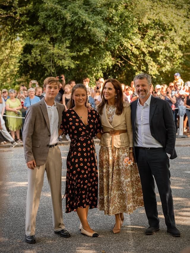 Los reyes de Dinamarca con sus hijos, Isabella y Vincent, en Gråsten