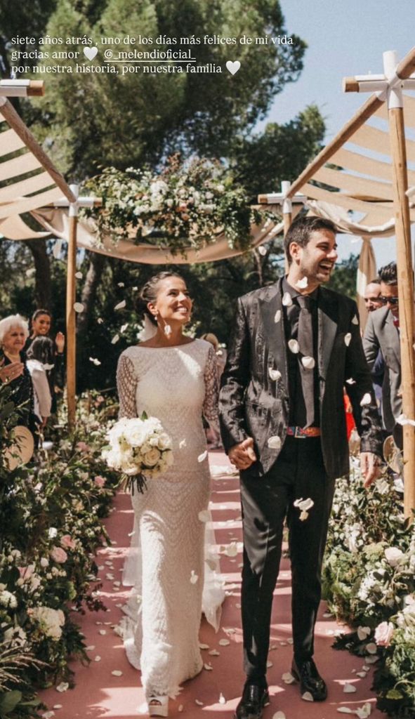 Melendi y Julia Nakamatsu rescatan una imagen de su boda en su séptimo aniversario