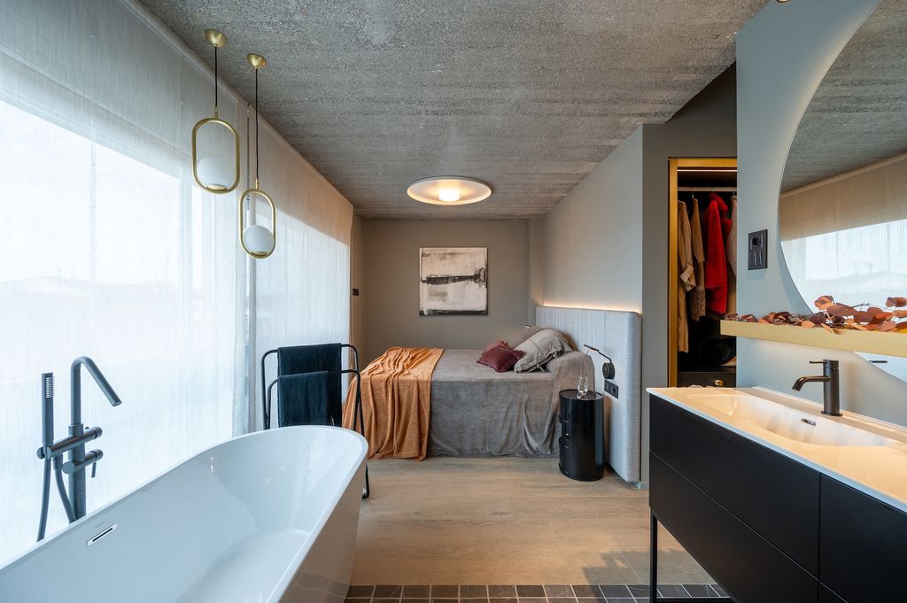 Dormitorio con paredes y ropa de cama en gris. 