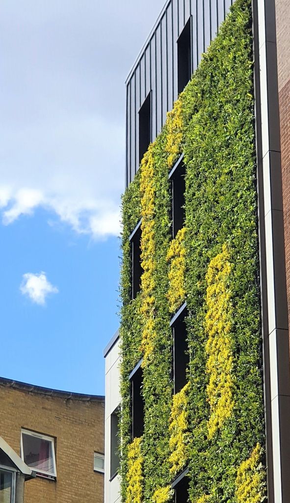 Bloque de pisos con una fachada vegetal