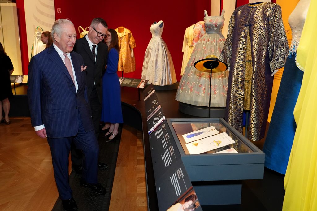 El rey Carlos III y Camilla en su visita a la exposición 'Queen Elizabeth II: Her Life in Style' en Buckingham Palace.