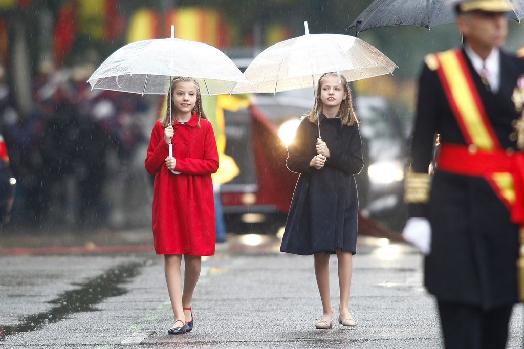 La princesa Leonor y la infanta Sofía durante el desfile militar del 12 de octubre de 2016