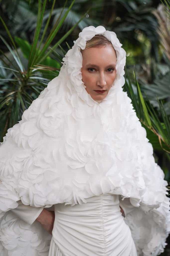 Vestido de novia con velo-capa de Mariano Moreno