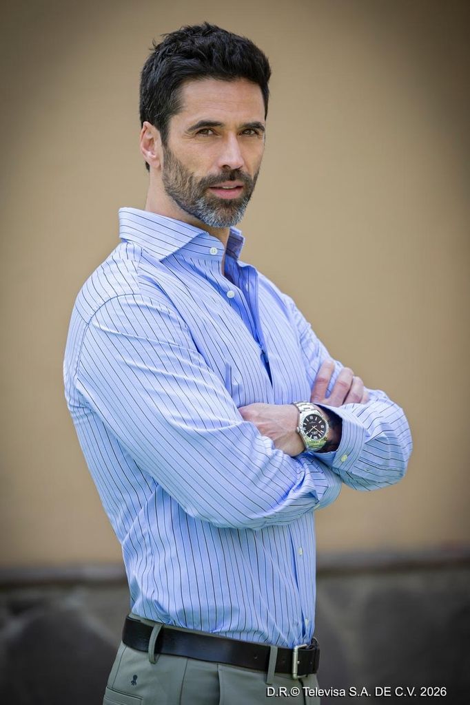 Matías Novoa hace el papel del doctor Sebastián Castillejos. 