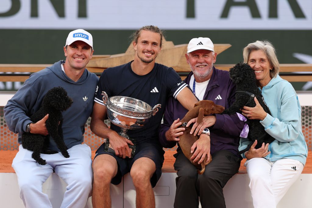 Alexander Zverev junto a su hermano Mischa Zverev; su padre, Alexander Zverev Sr; su madre, Irina Zvereva; y sus tres mascotas