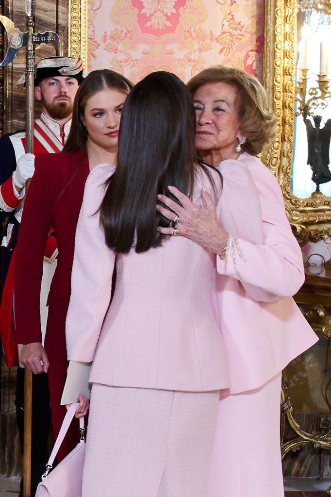 Las reinas se abrazan antes de pasar al besamanos