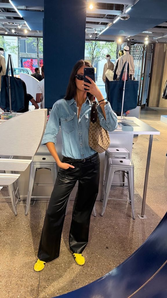 Victoria Federica, con pantalones de efecto piel, camisa vaquera y zapatillas amarillas, el 2 de octubre de 2026.