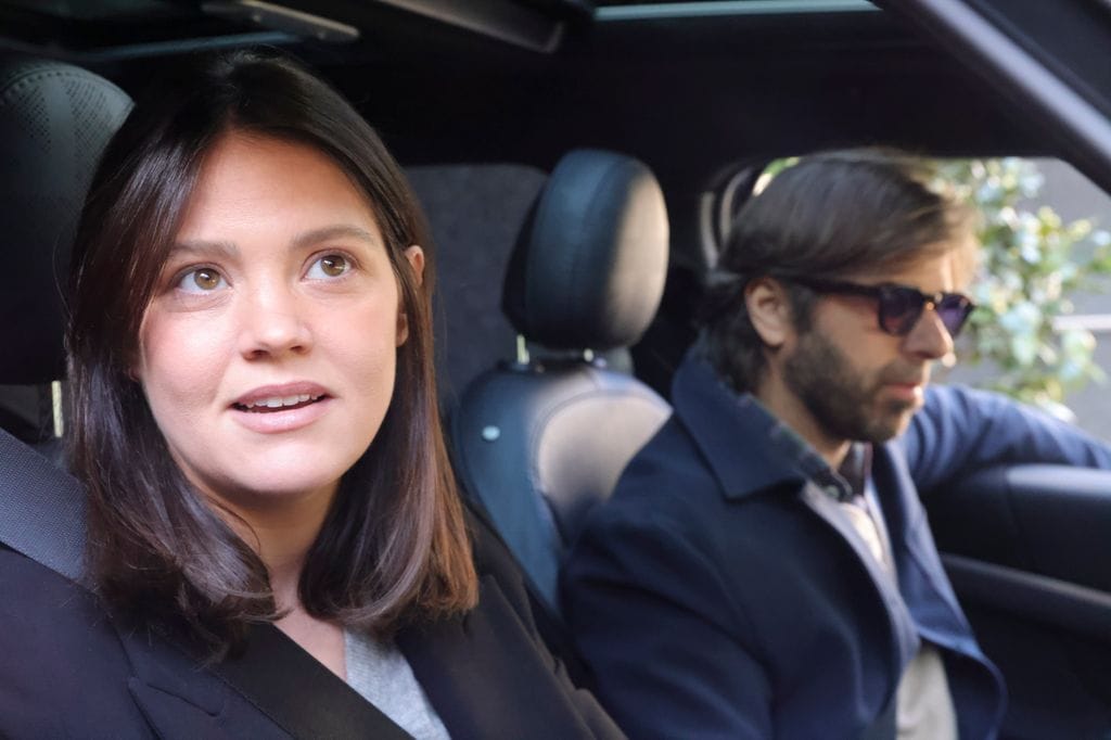 Isabelle Junot, atendiendo a la prensa a la salida de su domicilio