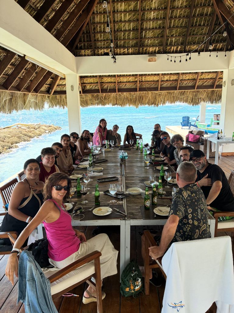 Disfrutando de una comida en grupo
