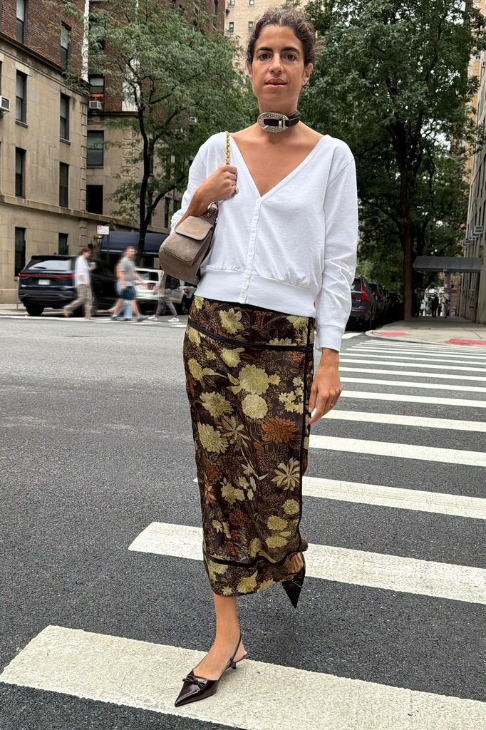  Faldas midi especiales de Zara que podemos llevar ahora con sandalias y con botas en otoño 